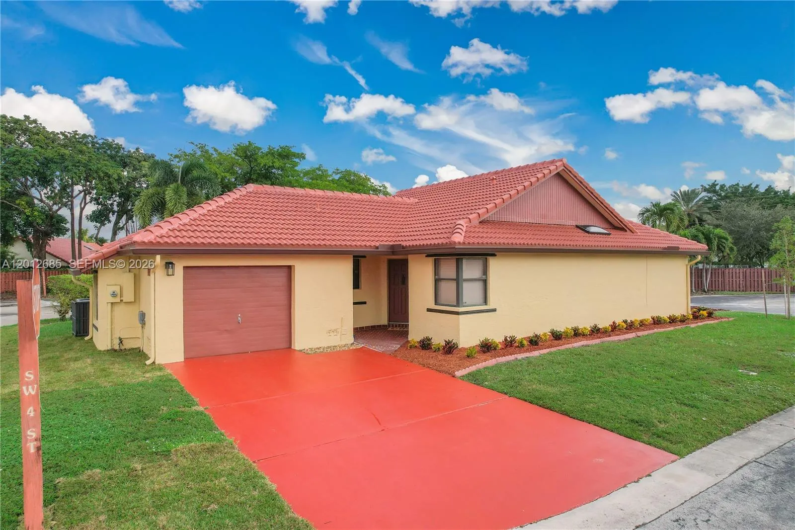 Foto de propiedad en 11301 SW 4th Street, Pembroke Pines, FL 33025 Pembroke Pines con MLS# 