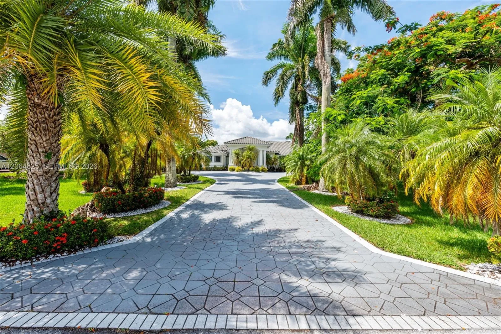 Foto de propiedad en 11302 NW 9th Street, Plantation, FL 33325 Plantation con MLS# 