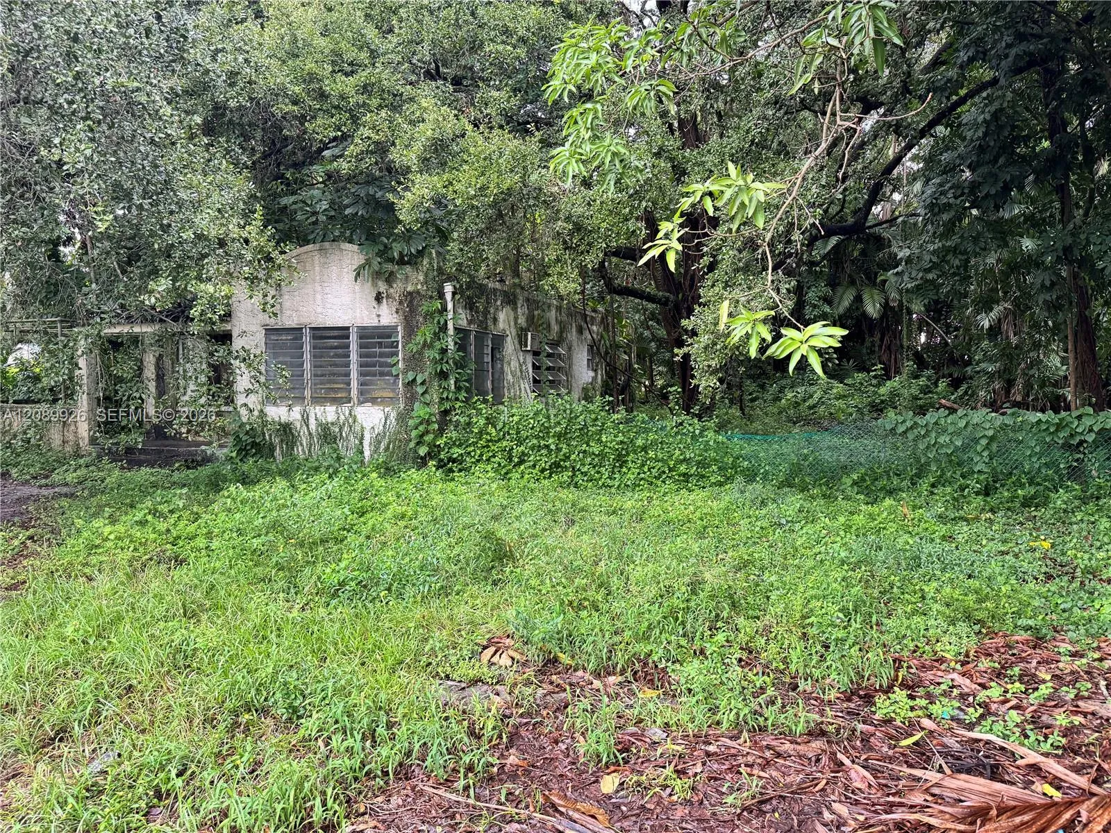 Foto de propiedad en 11305 NE 2nd Place, Miami, FL 33161 Miami con MLS# 