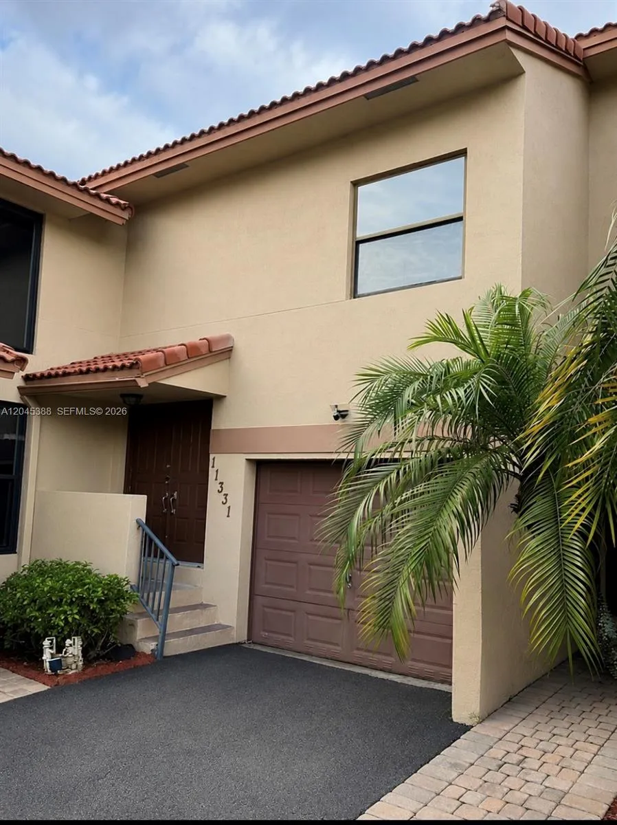 Foto de propiedad en 11331 SW 9th Court, Pembroke Pines, FL 33025 Pembroke Pines con MLS# 