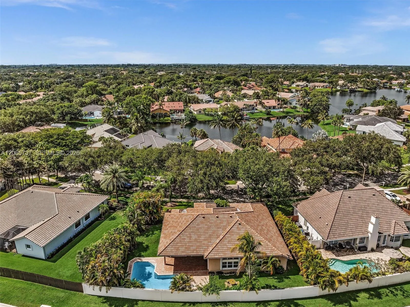 Foto de propiedad en 11335 Lake Shore Drive, Cooper City, FL 33026 Cooper City con MLS# 