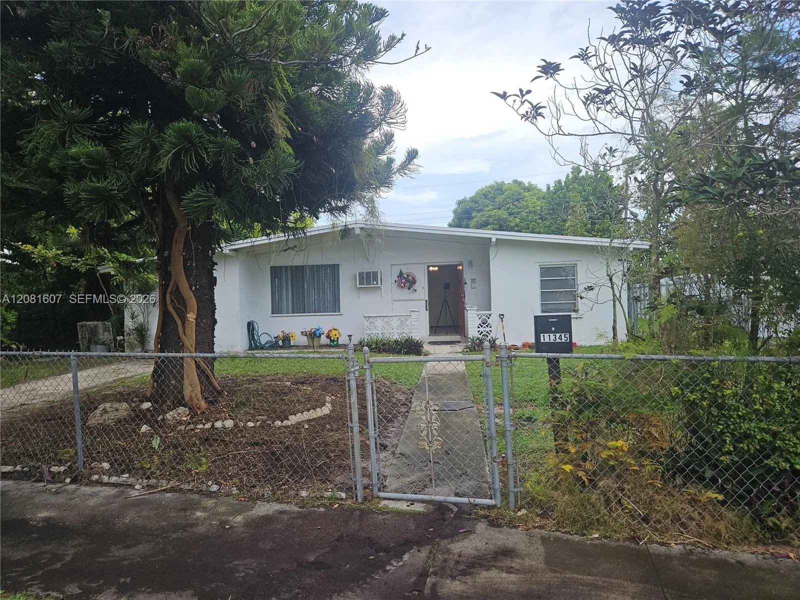 Foto de propiedad en 11345 SW 44th Street, Miami, FL 33165 Miami con MLS# 