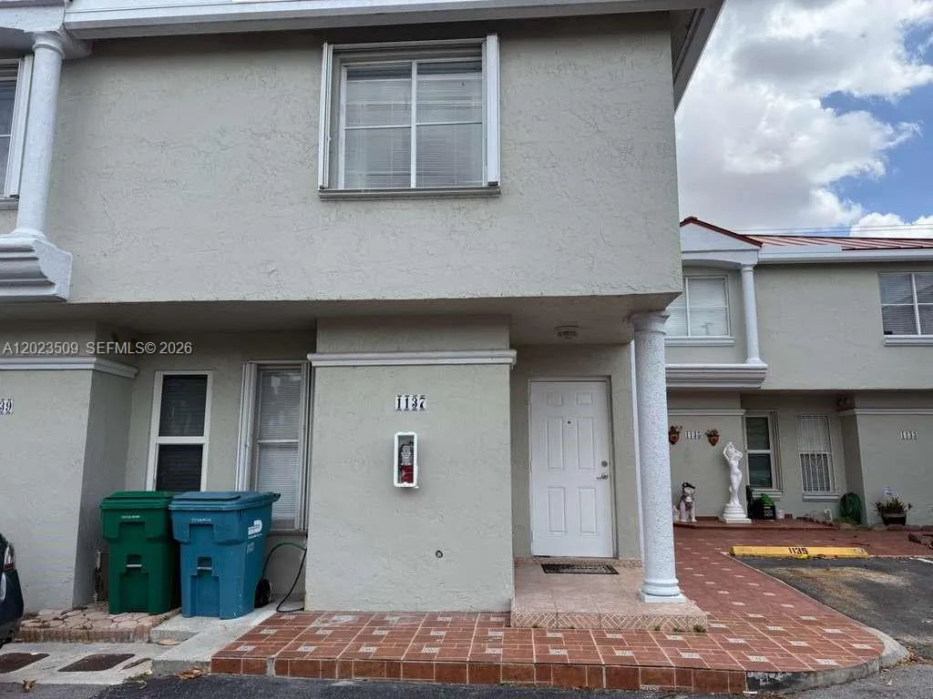 Foto de propiedad en 1137 NW 123rd Court 610, Miami, FL 33182 Miami con MLS# 