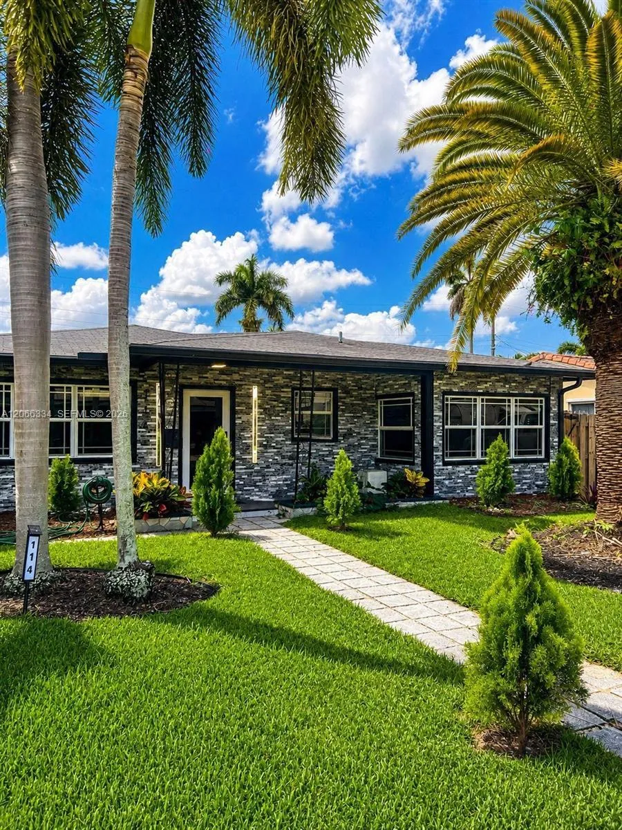 Foto de propiedad en 114 NE 2nd Place, Dania Beach, FL 33004 Dania Beach con MLS# 