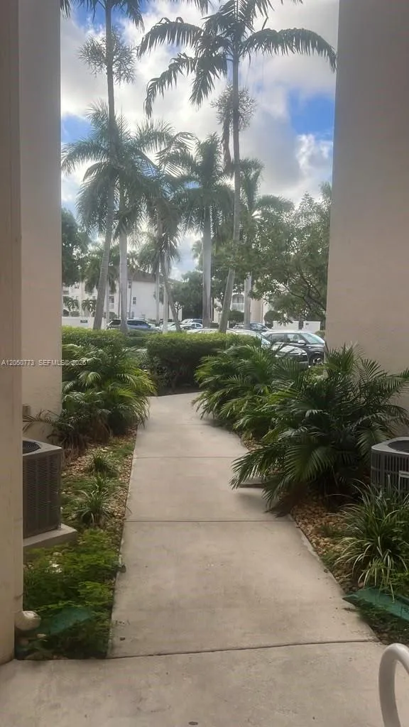 Foto de propiedad en 11401 NW 89th Street 104, Doral, FL 33178 Doral con MLS# 