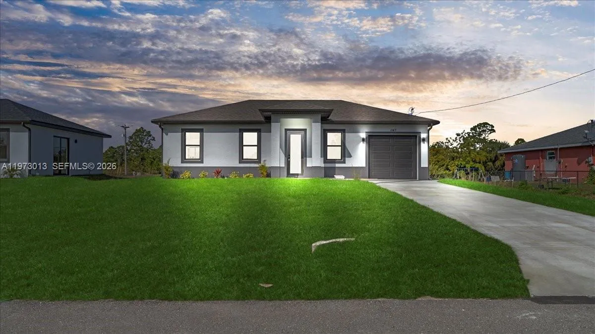 Foto de propiedad en 1143 Barfield Street E, Lehigh Acres, FL 33974 Lehigh Acres con MLS# 