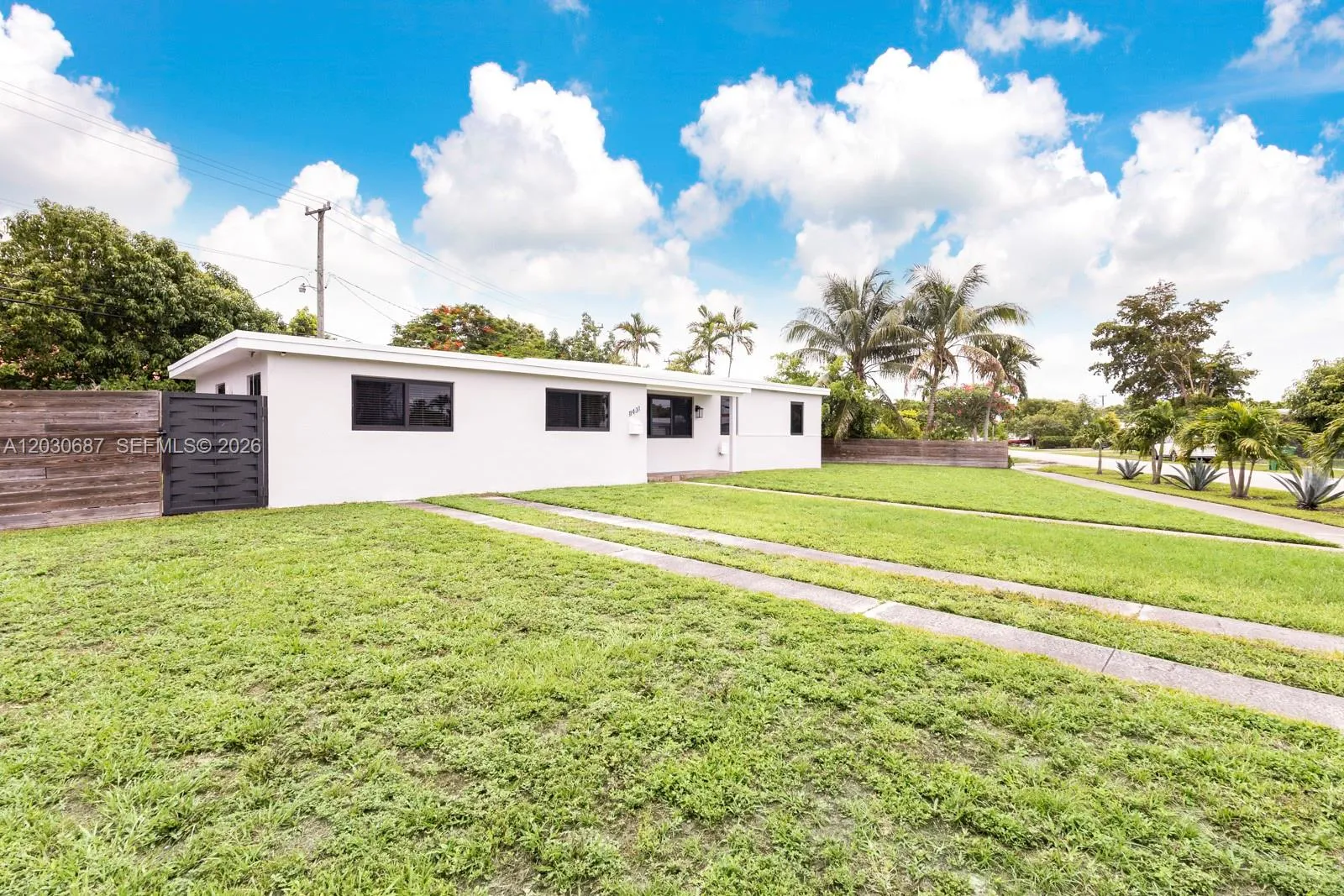 Foto de propiedad en 11431 SW 40th Terrace, Miami, FL 33165 Miami con MLS# 