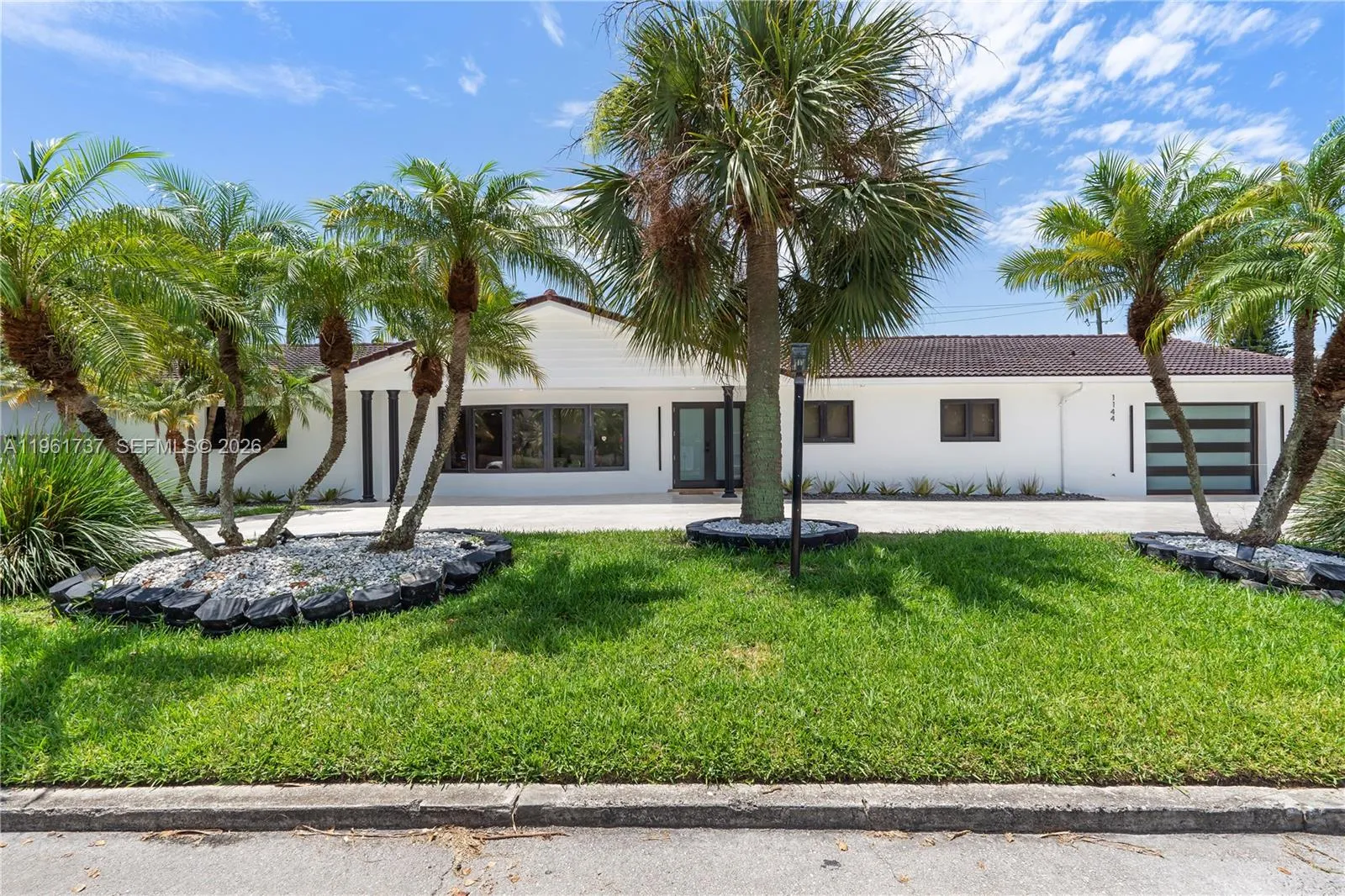 Foto de propiedad en 1144 Adams Street, Hollywood, FL 33019 Hollywood con MLS# 