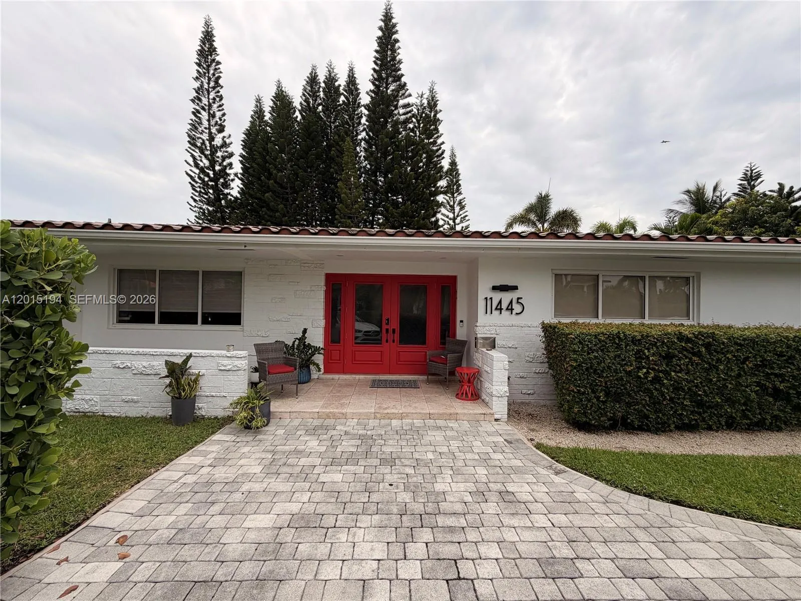 Foto de propiedad en 11445 N Bayshore Drive, North Miami, FL 33181 North Miami con MLS# 