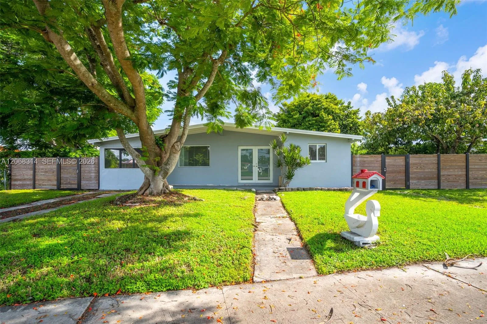 Foto de propiedad en 11445 SW 43rd Terrace, Miami, FL 33165 Miami con MLS# 