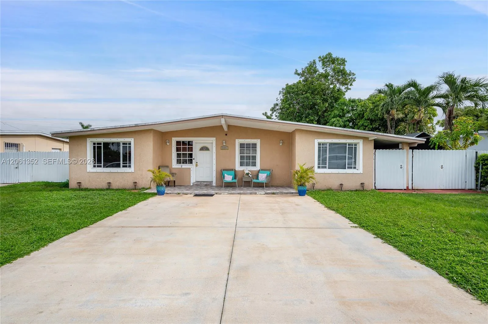 Foto de propiedad en 11451 SW 43rd Street, Miami, FL 33165 Miami con MLS# 