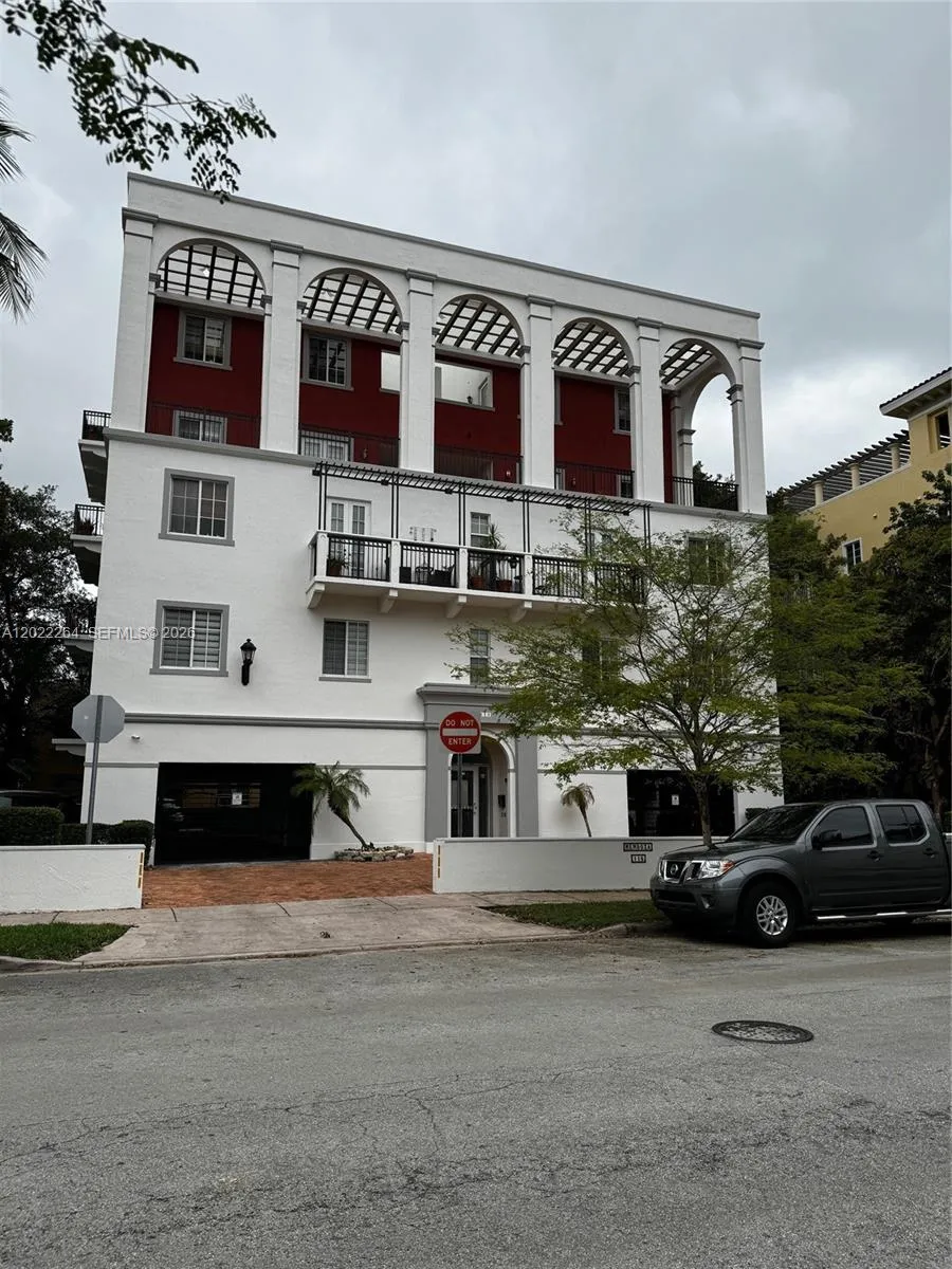 Foto de propiedad en 115 Mendoza Avenue 201, Coral Gables, FL 33134 Coral Gables con MLS# 