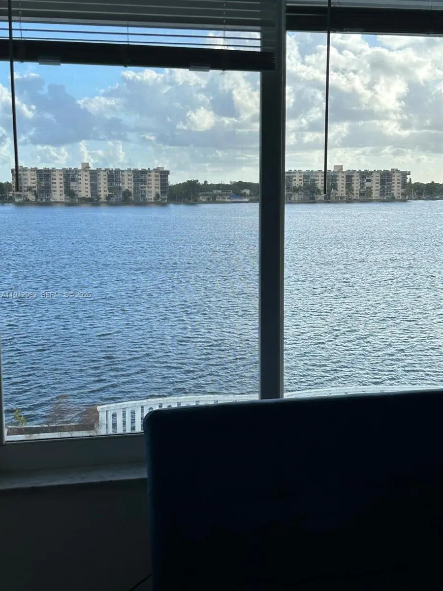 Foto de propiedad en 1150 NE 191st Street 45, Miami, FL 33179 Miami con MLS# 