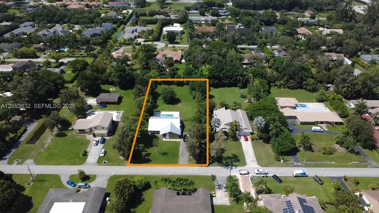 Foto de propiedad en 11501 SW 3rd Street, Plantation, FL 33325 Plantation con MLS# 
