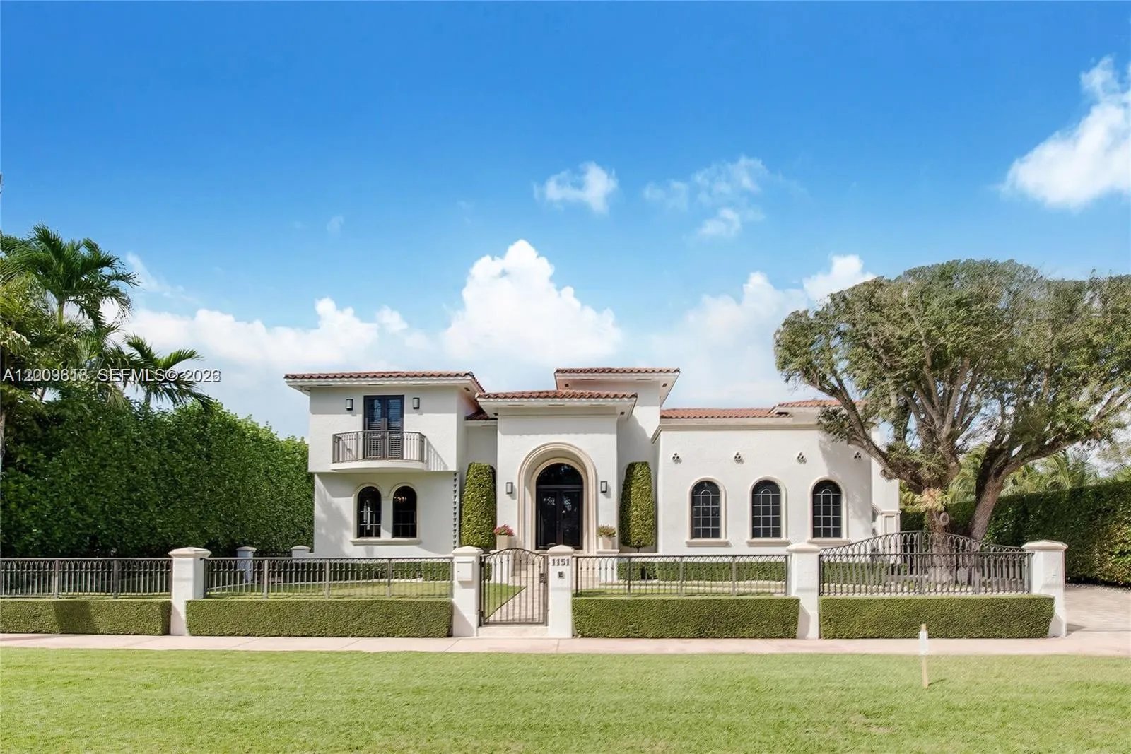 Foto de propiedad en 1151 S Alhambra Circle, Coral Gables, FL 33146 Coral Gables con MLS# 