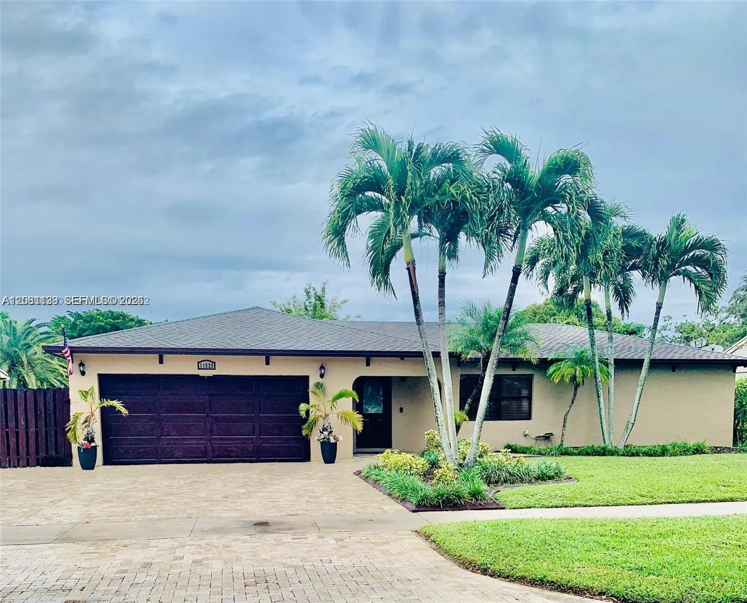 Foto de propiedad en 11525 SW 54th Street, Cooper City, FL 33330 Cooper City con MLS# 