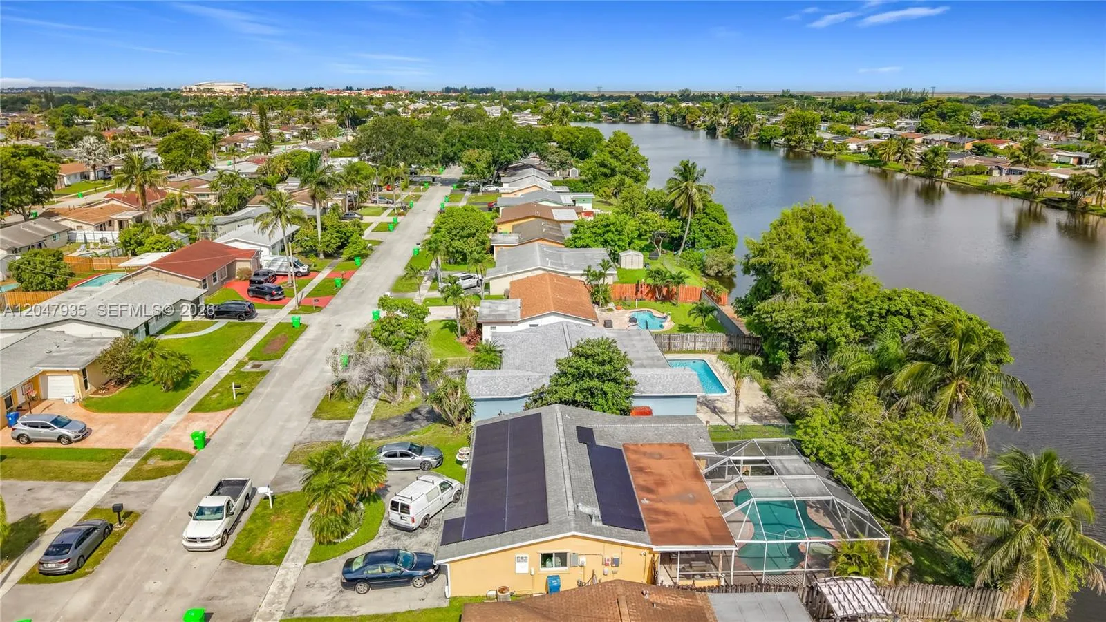 Foto de propiedad en 11541 NW 31st Place, Sunrise, FL 33323 Sunrise con MLS# 