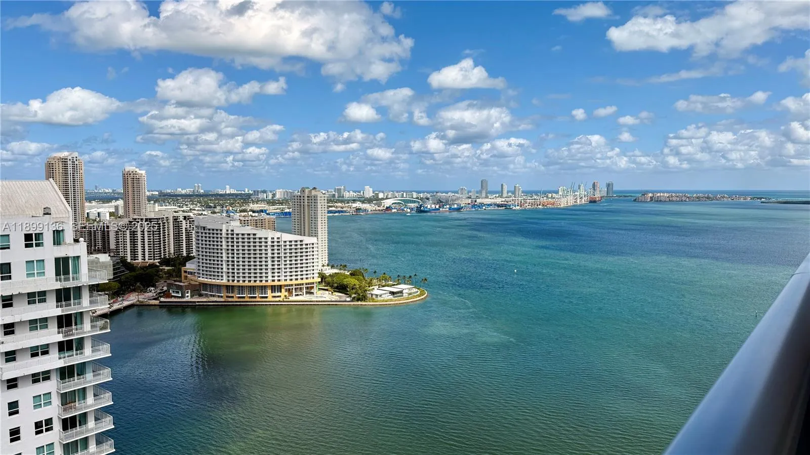 Foto de propiedad en 1155 Brickell Bay Drive PH104, Miami, FL 33131 Miami con MLS# 