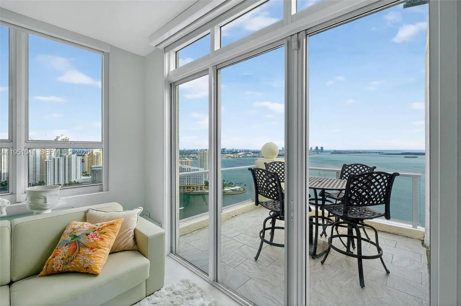 Foto de propiedad en 1155 Brickell Bay Drive PH210, Miami, FL 33131 Miami con MLS#