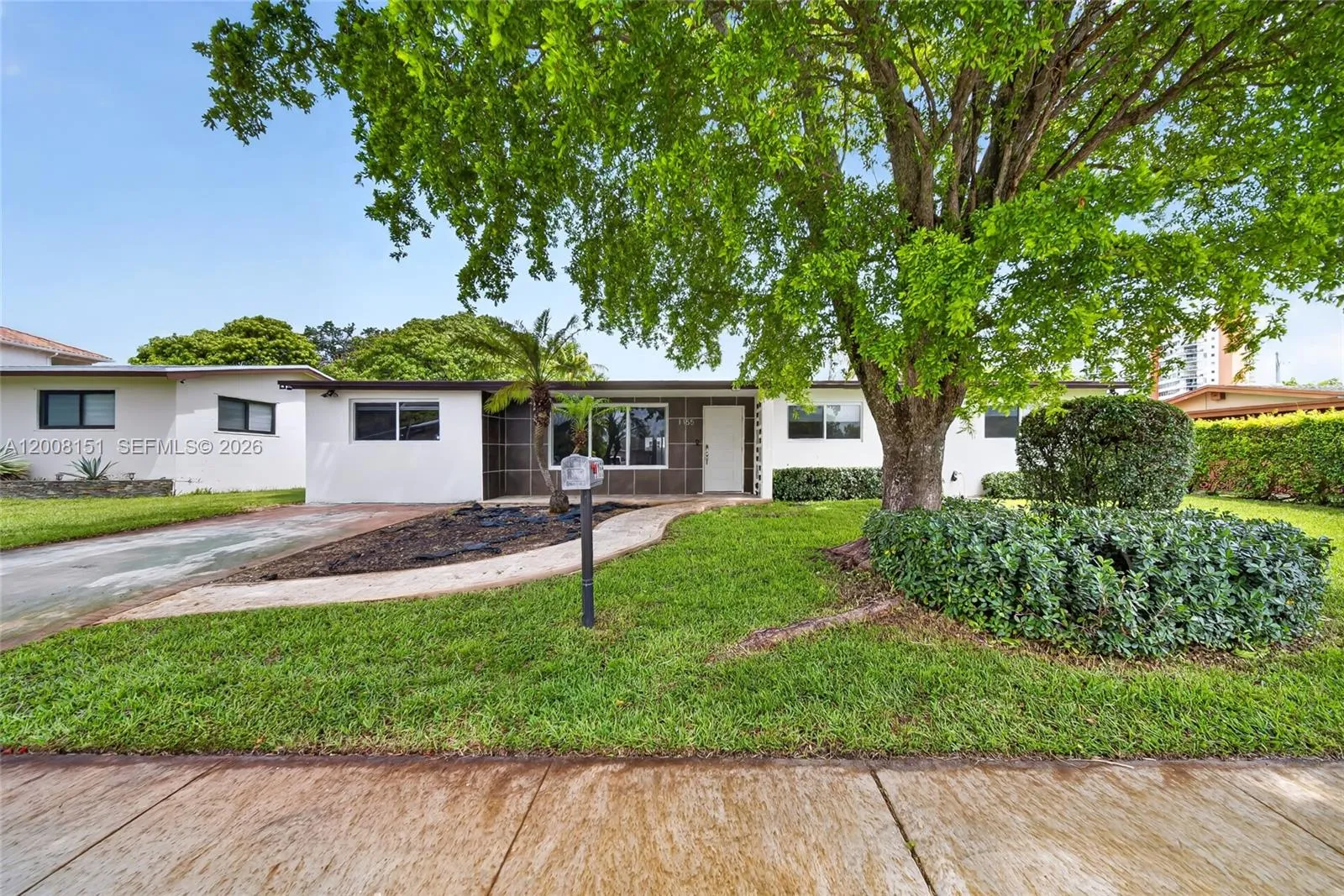Foto de propiedad en 1155 NE 184th Street, Miami, FL 33179 Miami con MLS# 