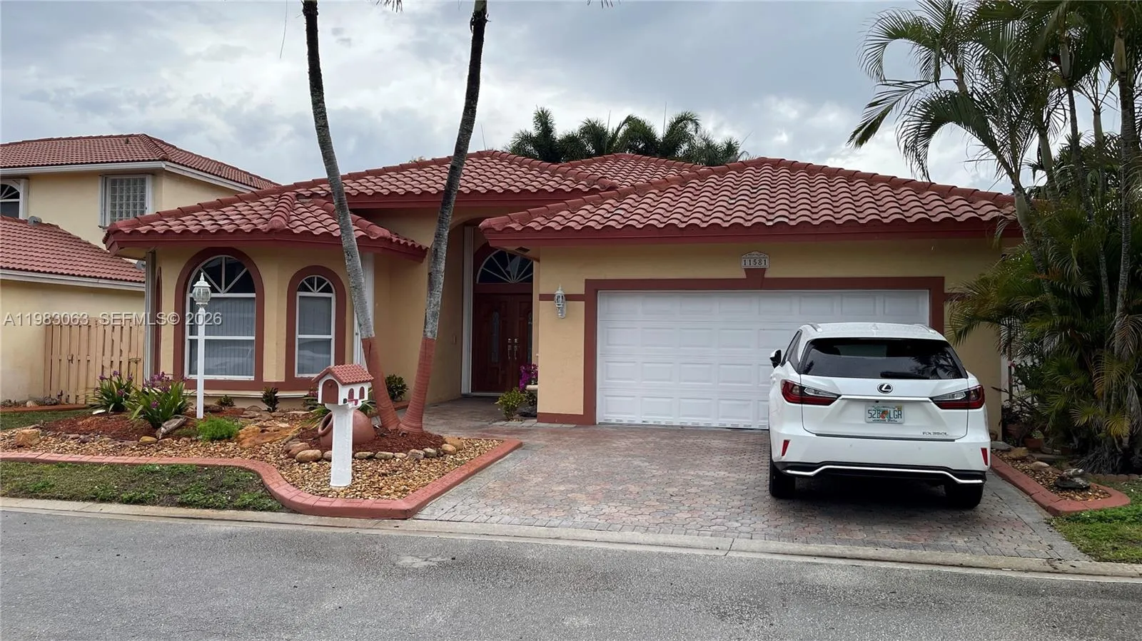 Foto de propiedad en 11581 SW 10th Court, Pembroke Pines, FL 33025 Pembroke Pines con MLS# 