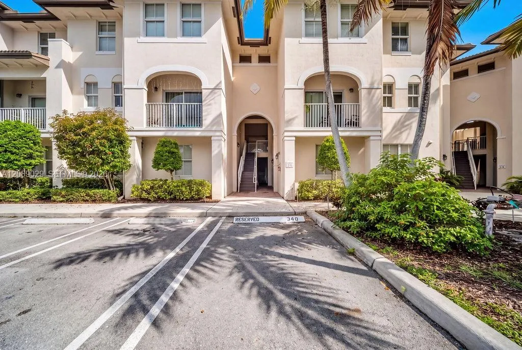 En Venta 11603 NW 89th Street 213, Doral, FL 33178, Doral, FL 33178