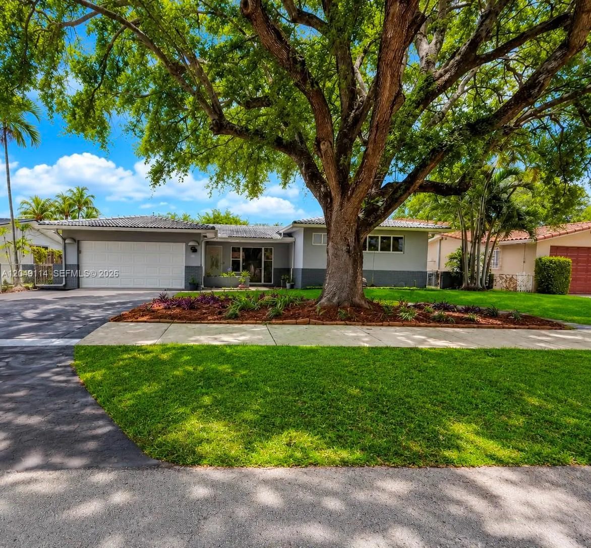 Foto de propiedad en 1161 Starling Avenue, Miami Springs, FL 33166 Miami Springs con MLS# 
