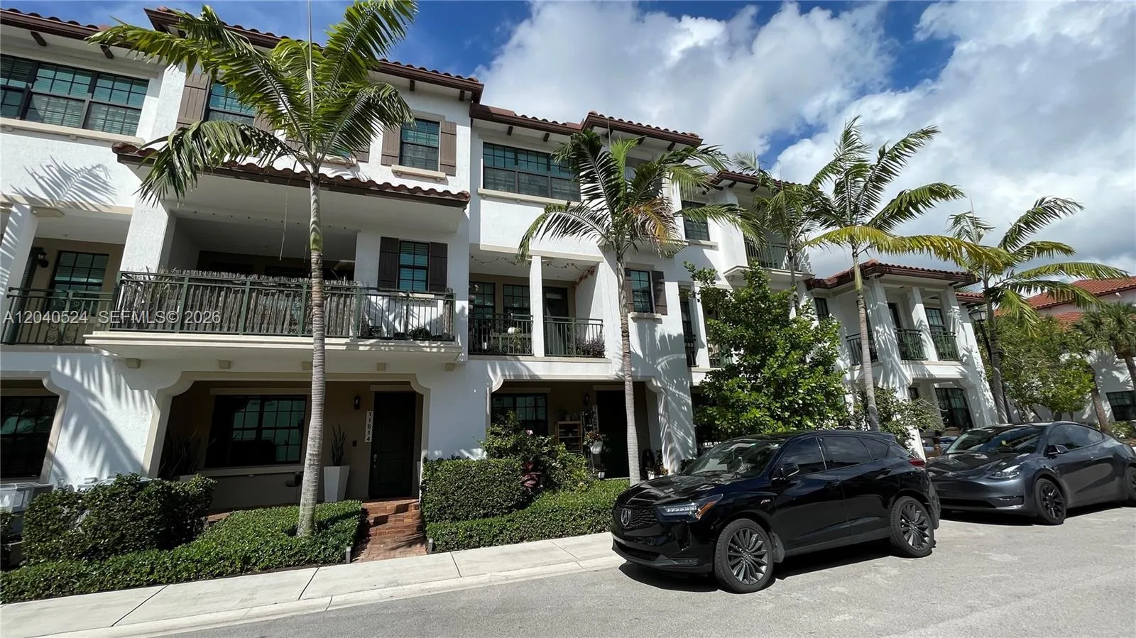 Foto de propiedad en 11618 SW 13th Court, Pembroke Pines, FL 33025 Pembroke Pines con MLS# 