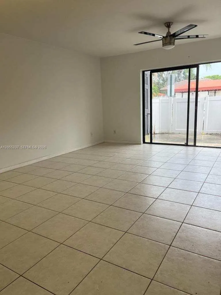 Foto de propiedad en 11622 NW 11th Street, Pembroke Pines, FL 33026 Pembroke Pines con MLS# 