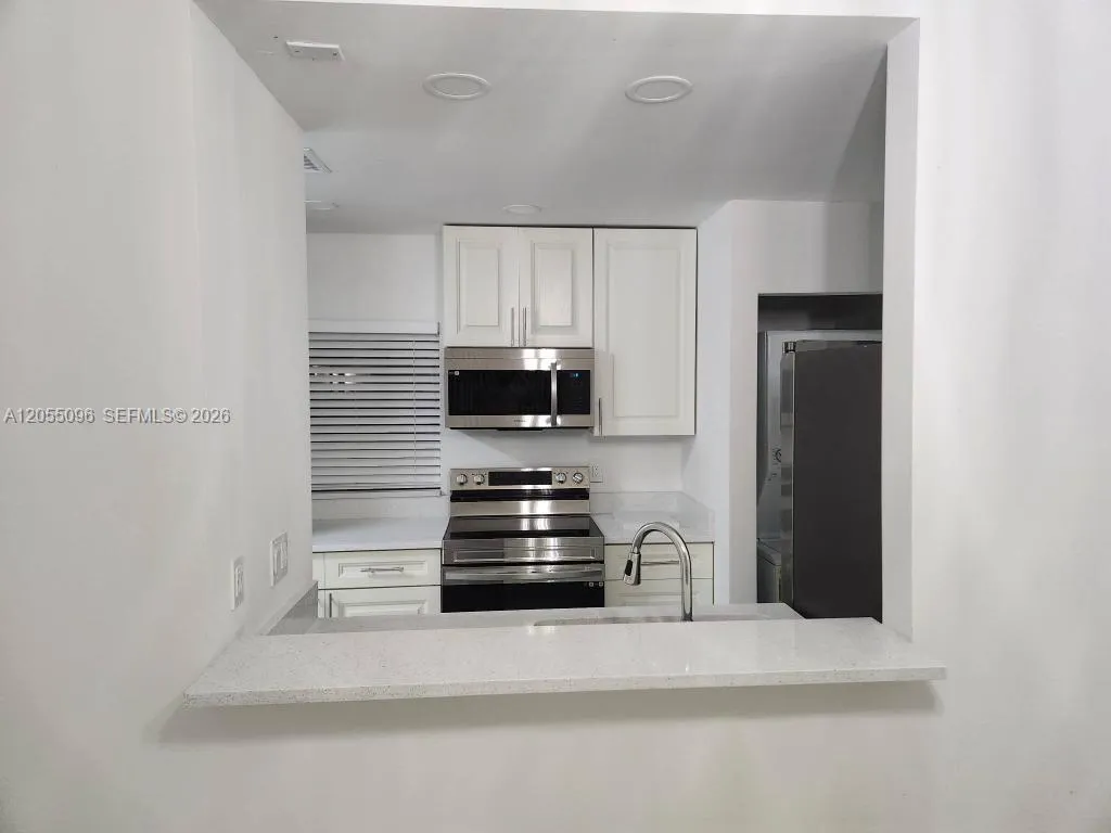 Foto de propiedad en 11643 NW 11th Street, Pembroke Pines, FL 33026 Pembroke Pines con MLS# 