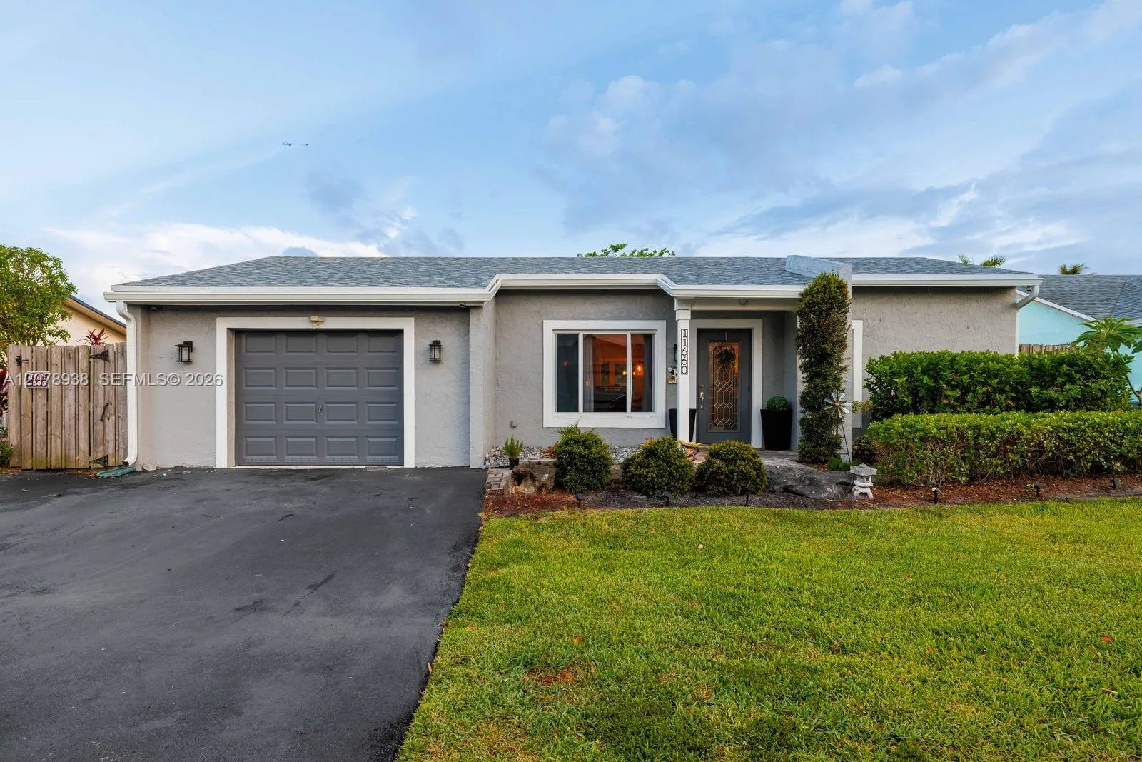 Foto de propiedad en 11660 NW 38th Place, Sunrise, FL 33323 Sunrise con MLS# 