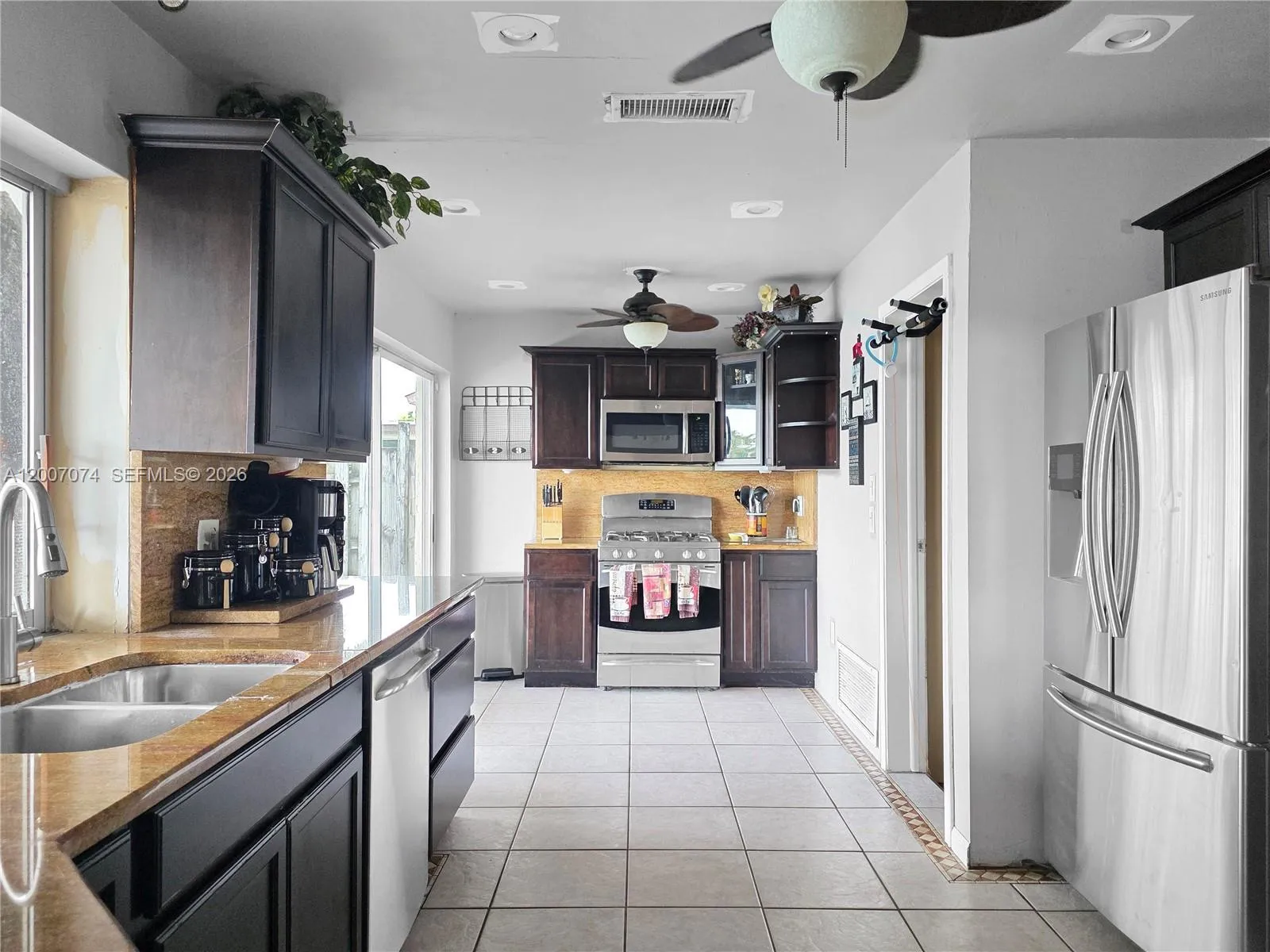 Foto de propiedad en 11661 NW 31st Place, Sunrise, FL 33323 Sunrise con MLS# 