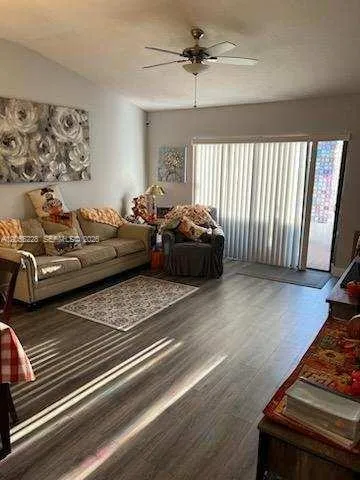 Foto de propiedad en 11699 NW 11th Street, Pembroke Pines, FL 33026 Pembroke Pines con MLS# 