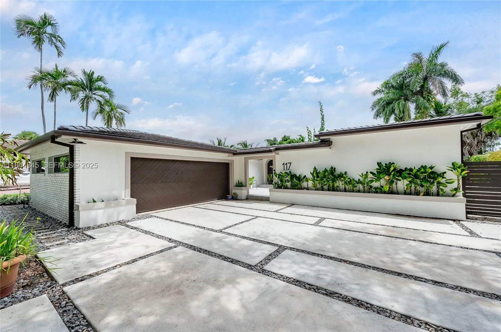 Foto de propiedad en 117 S Royal Poinciana Boulevard, Miami Springs, FL 33166 Miami Springs con MLS# 
