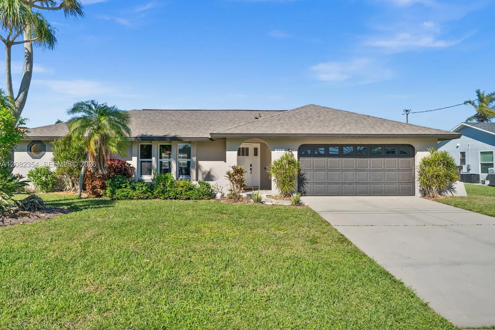 Foto de propiedad en 117 SE 40 Th Terrace, Cape Coral, FL 33904 Cape Coral con MLS# 