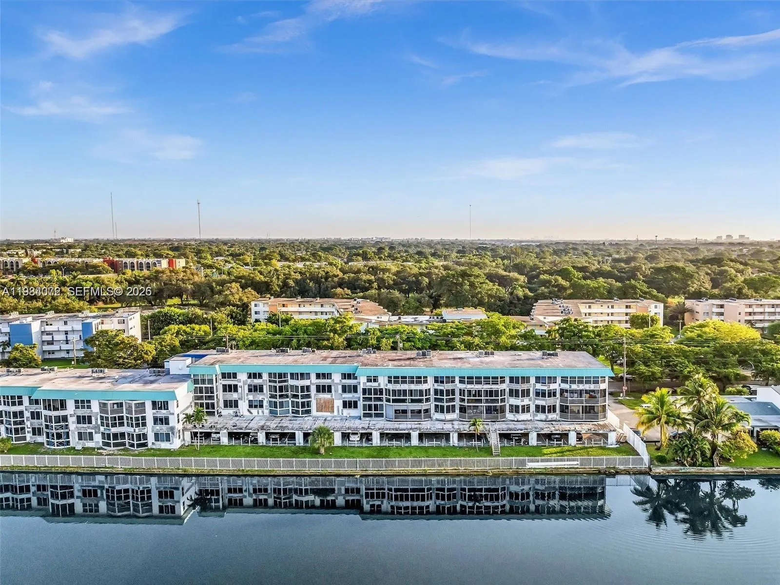 Foto de propiedad en 1170 NE 191st Street 24, Miami, FL 33179 Miami con MLS# 