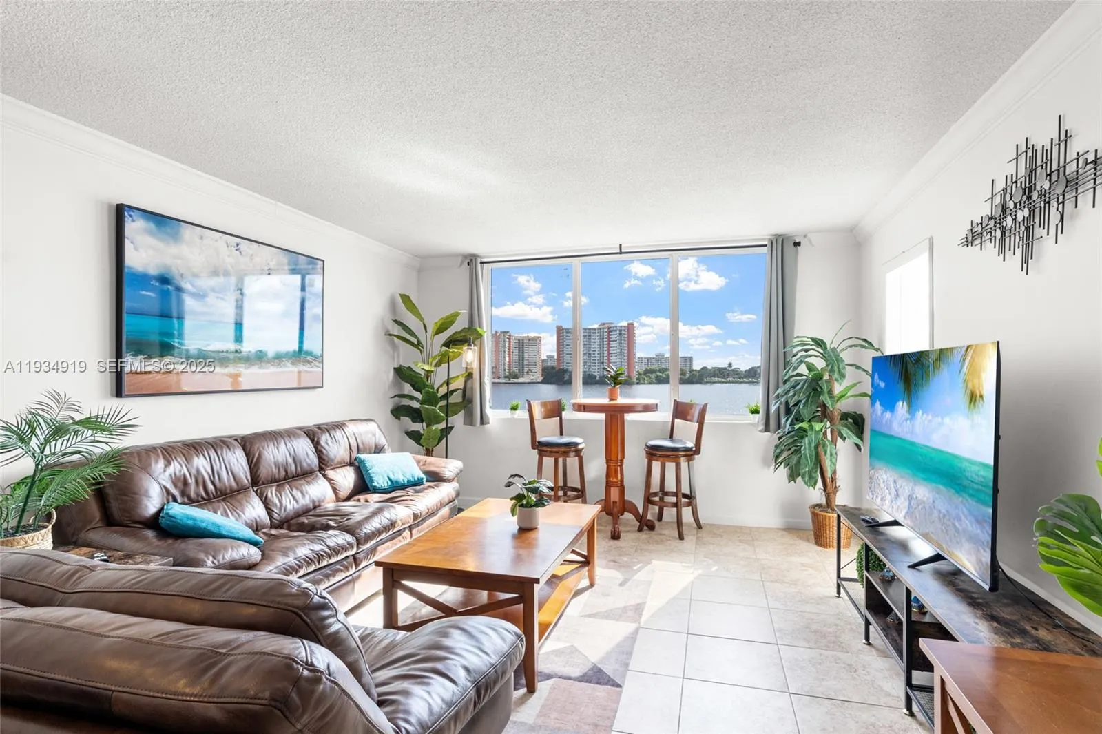 Foto de propiedad en 1170 NE 191st Street 35, Miami, FL 33179 Miami con MLS# 