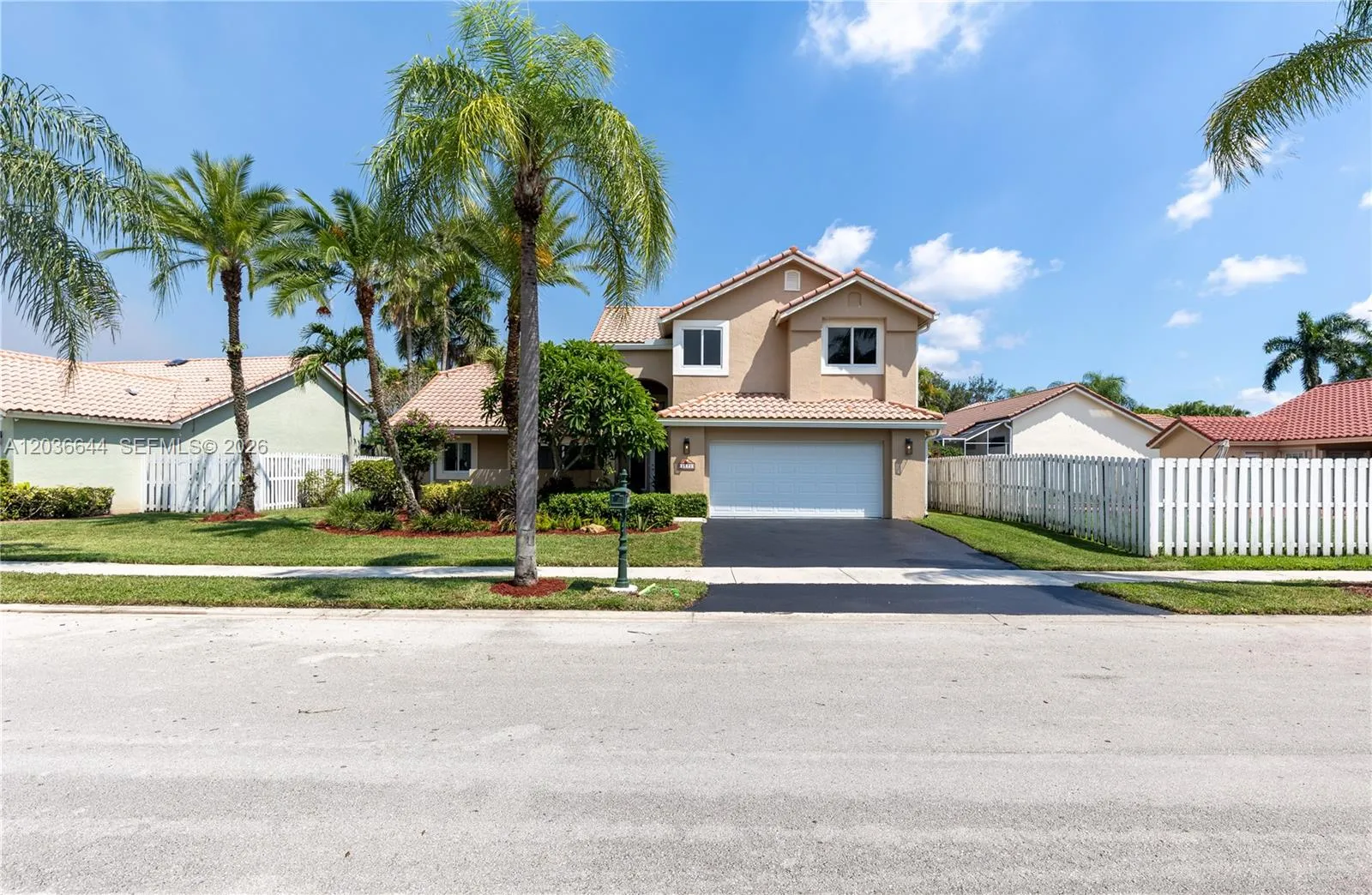 Foto de propiedad en 1171 Laguna Springs Drive, Weston, FL 33326 Weston con MLS# 