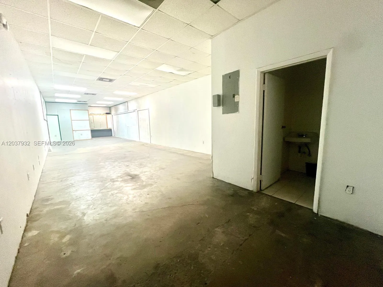 Foto de propiedad en 11710 S River Drive, Medley, FL 33178 Medley con MLS# 