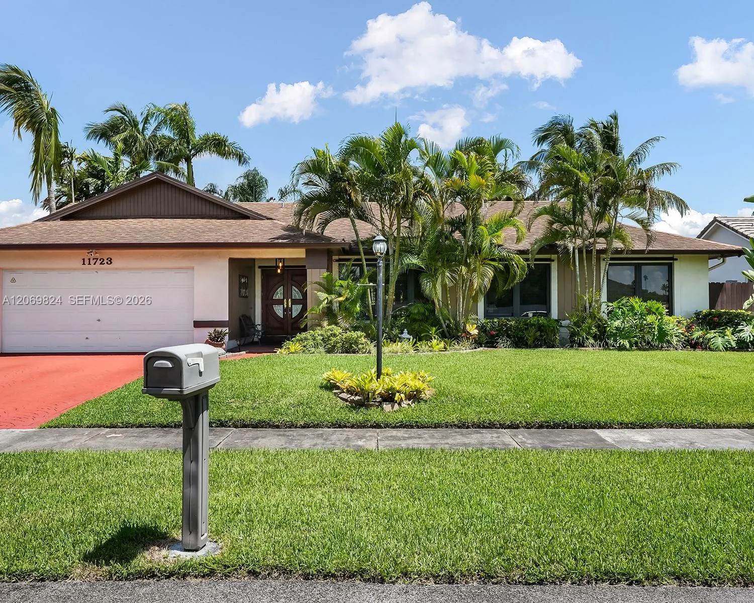 Foto de propiedad en 11723 SW 95th Terrace, Miami, FL 33186 Miami con MLS# 
