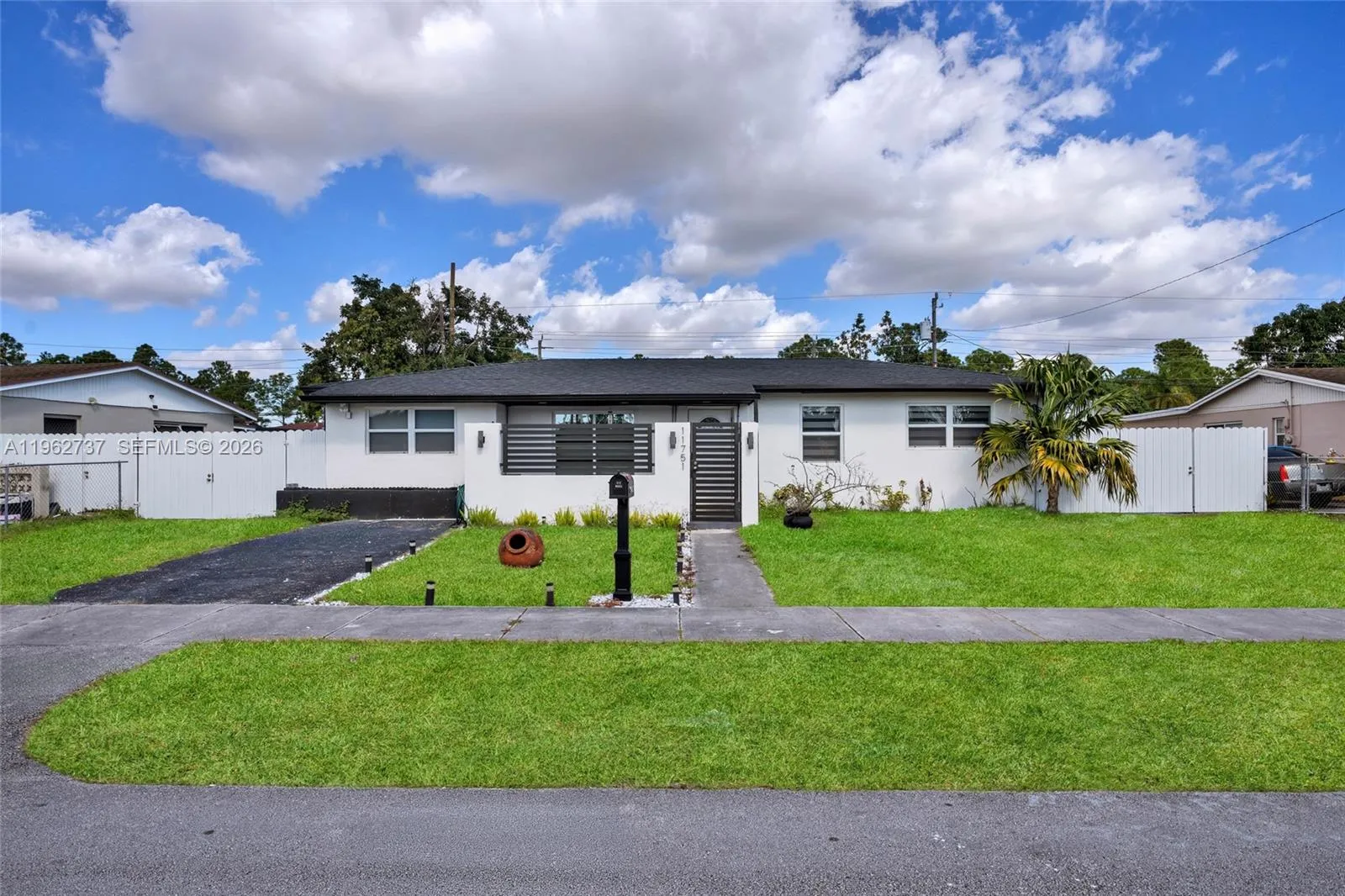Foto de propiedad en 11751 SW 168th Terrace, Miami, FL 33177 Miami con MLS# 