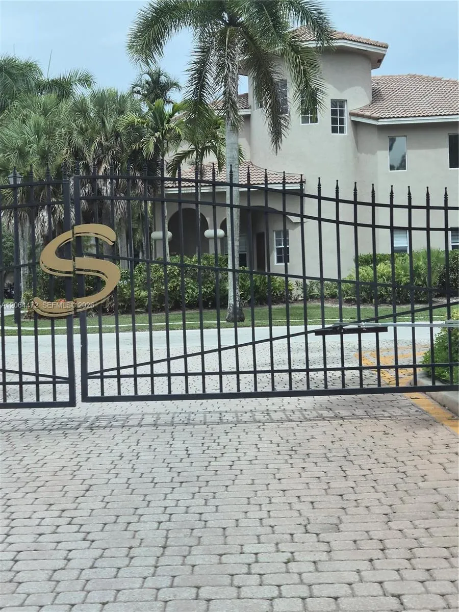 Foto de propiedad en 11770 NW 2nd Street, Plantation, FL 33325 Plantation con MLS# 