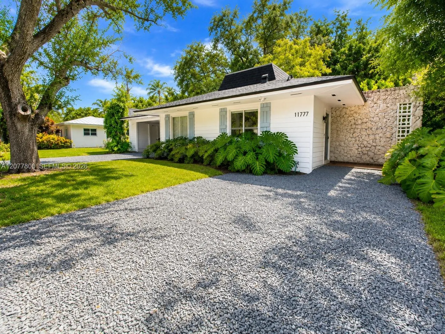Foto de propiedad en 11777 SW 81st Road 1, Pinecrest, FL 33156 Pinecrest con MLS# 