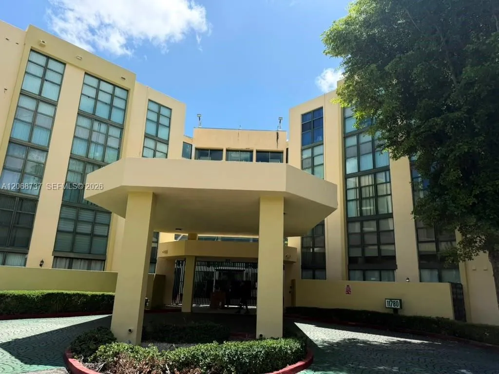 Foto de propiedad en 11780 SW 18th Street 215-2, Miami, FL 33175 Miami con MLS# 