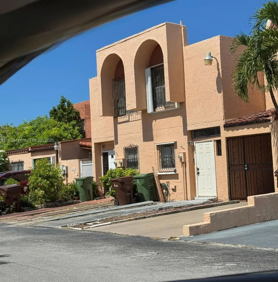 Foto de propiedad en 1180 W 42nd Place 1, Hialeah, FL 33012 Hialeah con MLS# 
