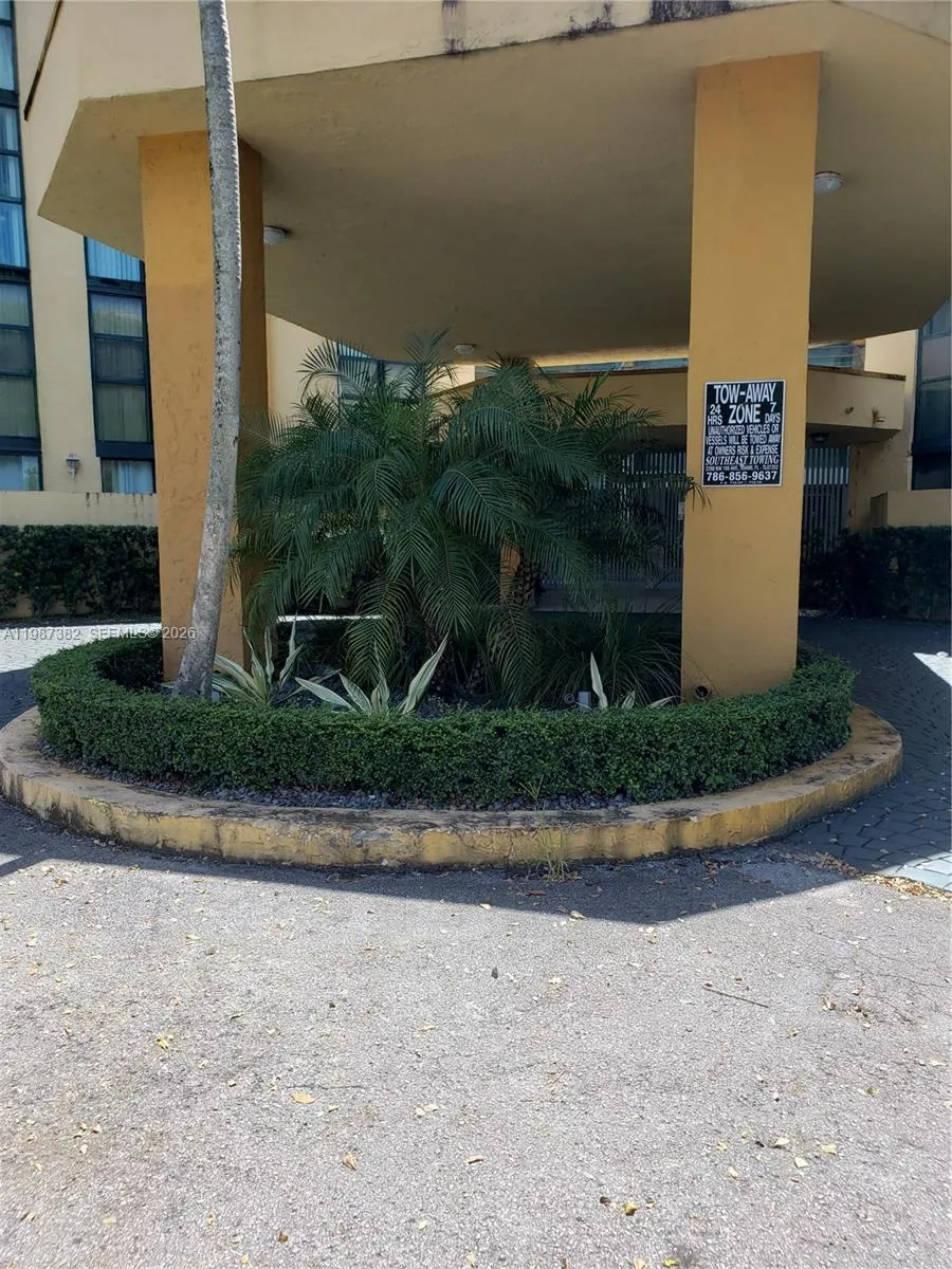 Foto de propiedad en 11800 SW 18th Street 327-4, Miami, FL 33175 Miami con MLS# 