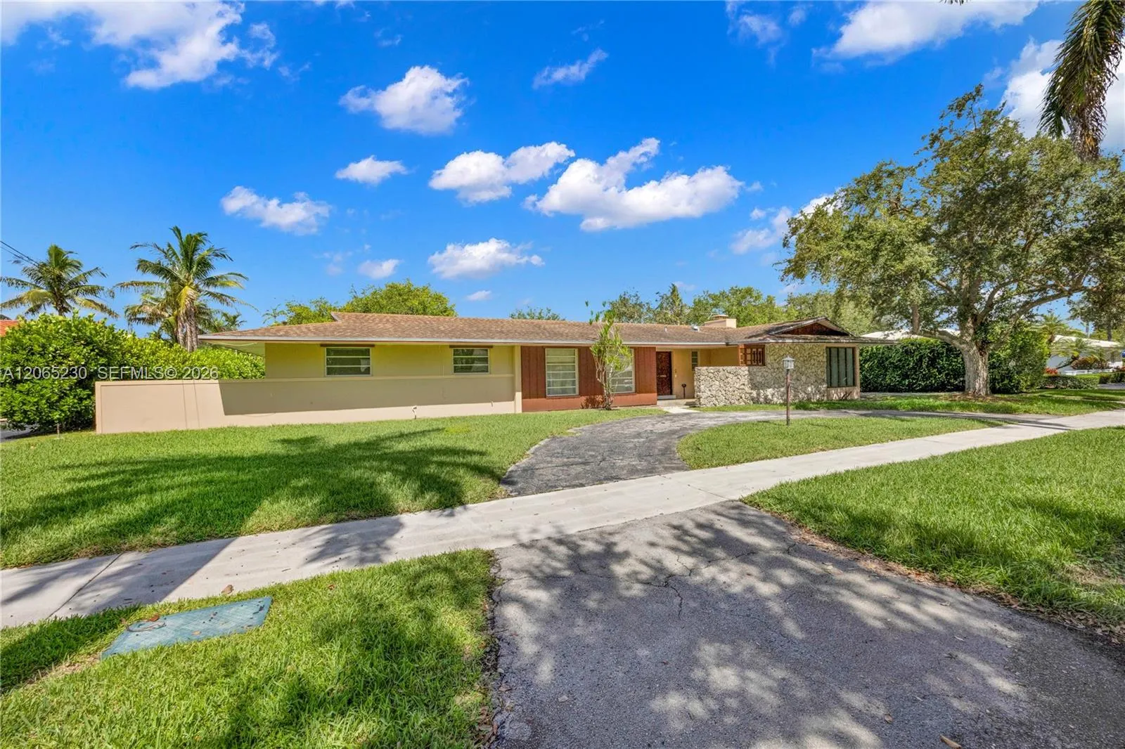 Foto de propiedad en 11800 SW 72nd Avenue, Pinecrest, FL 33156 Pinecrest con MLS# 