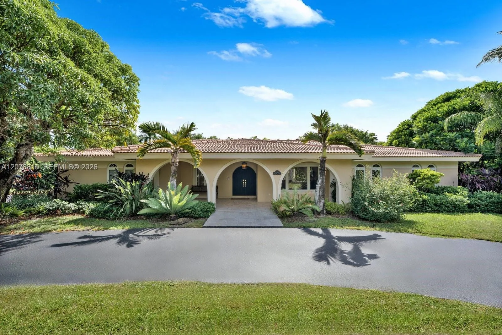 Foto de propiedad en 11805 SW 62nd Avenue, Pinecrest, FL 33156 Pinecrest con MLS# 
