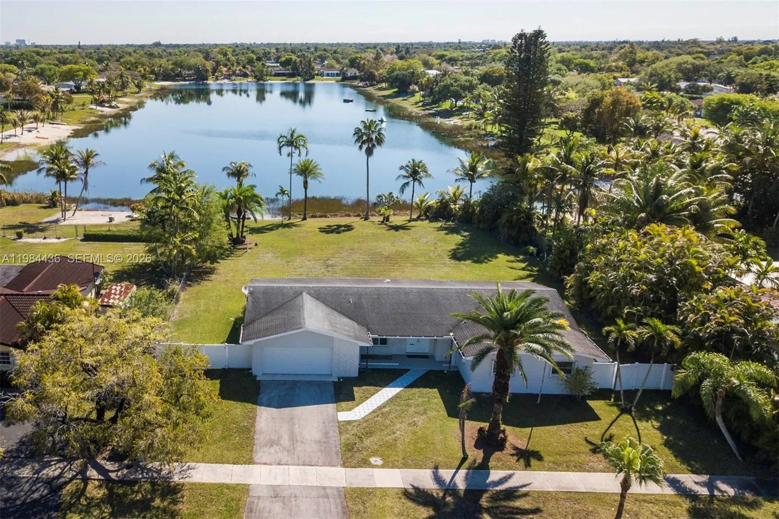 Foto de propiedad en 11807 SW 112th Avenue, Miami, FL 33176 Miami con MLS# 