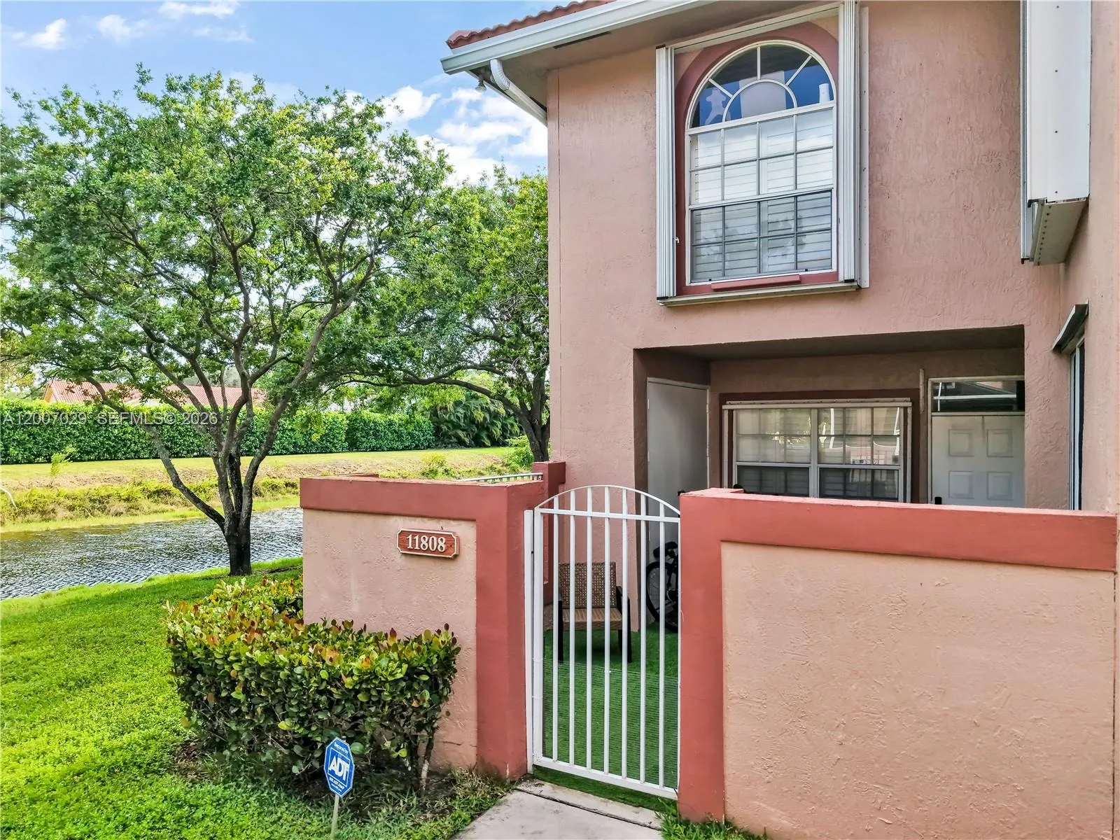 Foto de propiedad en 11808 Royal Palm Boulevard, Coral Springs, FL 33065 Coral Springs con MLS# 